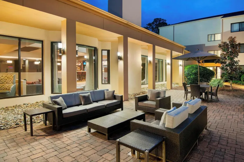 Courtyard by Marriott Savannah Midtown - Image 1
