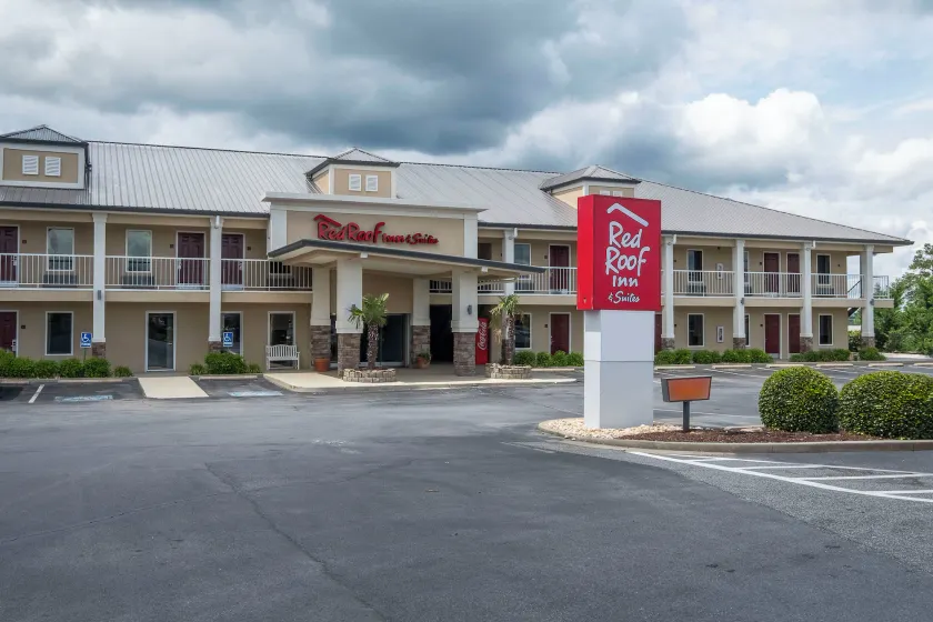 Red Roof Inn & Suites Calhoun - Image 1