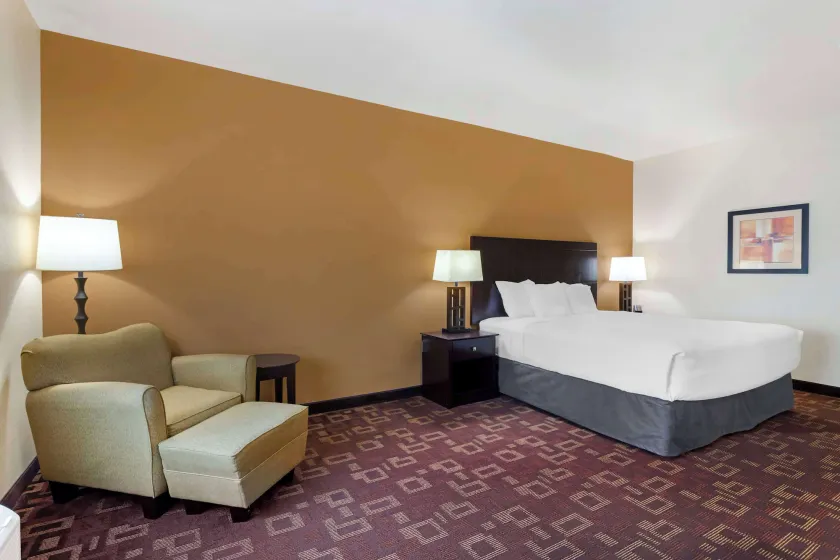 Best Western Plus Goliad Inn & Suites - Image 1