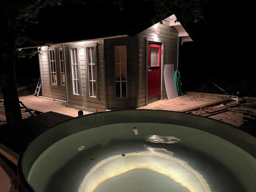 House with Hot Tub and Sauna 300 near the Lake - Image 1