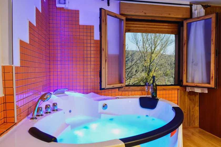 Cottage With Jacuzzi and Fireplace in the Room - Image 1