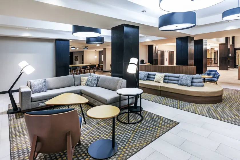 Holiday Inn & Suites Stillwater-University West by IHG - Sittområde i lobbyn