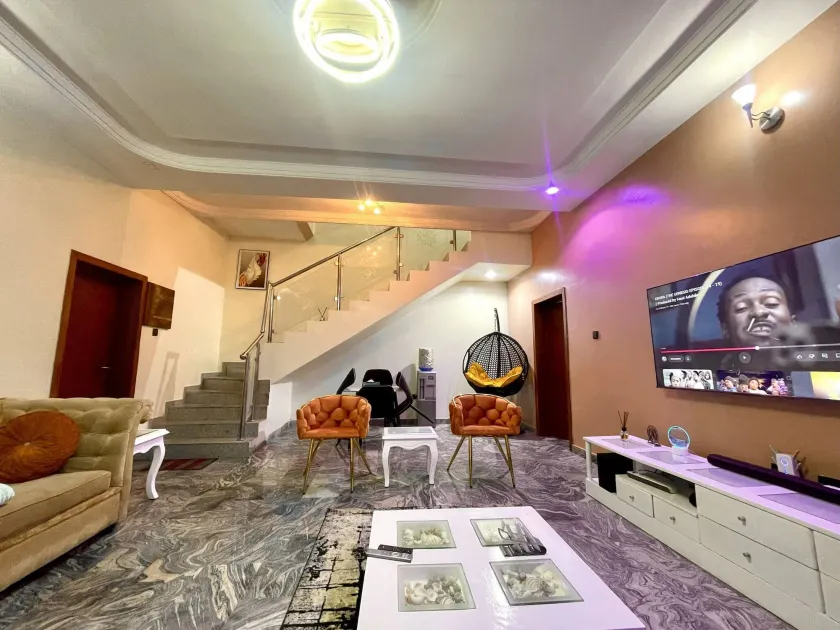 Luxury 4 BR Apt w private Parking, Magodo Estate - Image 1