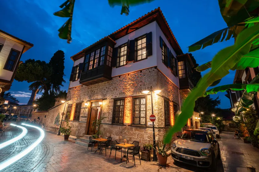 Cedrus Hotel - Image 1
