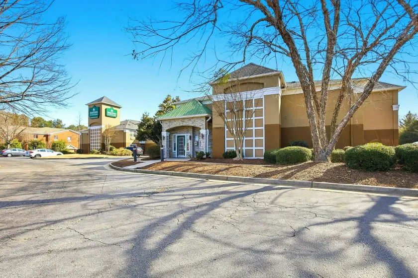 HomeTowne Studios by Red Roof Atlanta - Peachtree Corners - Image 1