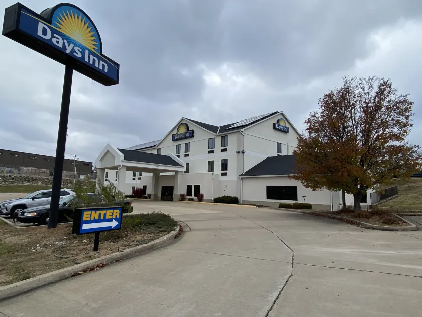 Days Inn by Wyndham Jefferson City - Image 1