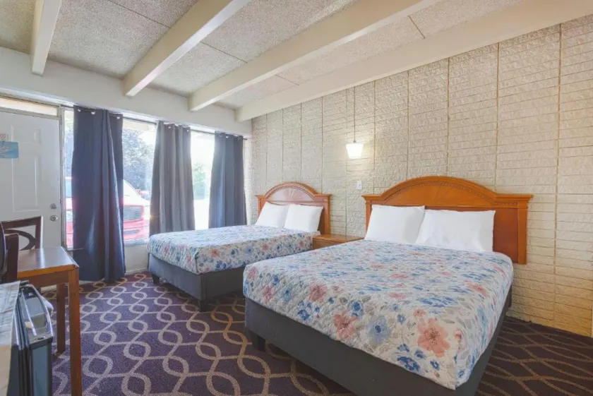 Sonrise Inn Lincoln Hwy By OYO - Image 1