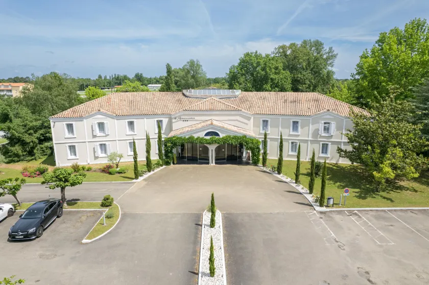 Le Renaissance - Image 1