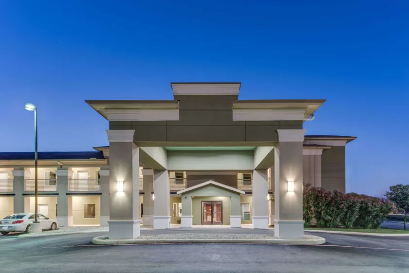 Super 8 by Wyndham Cotulla TX - Image 1