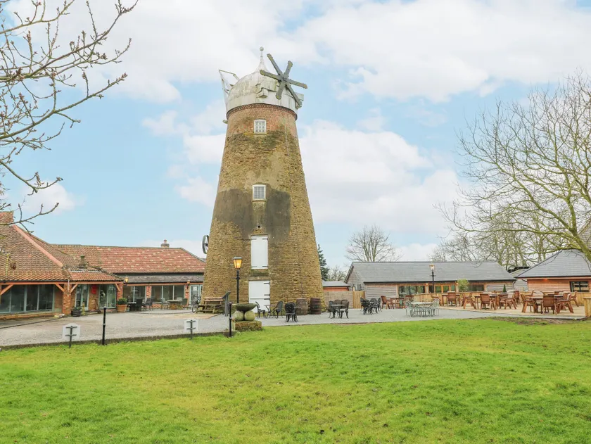 The Oak Room - Windmill Country Retreats - Image 1