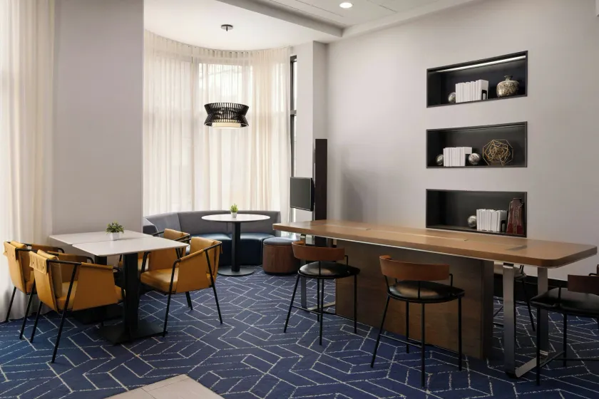 Courtyard by Marriott Boston Brookline - Lobby