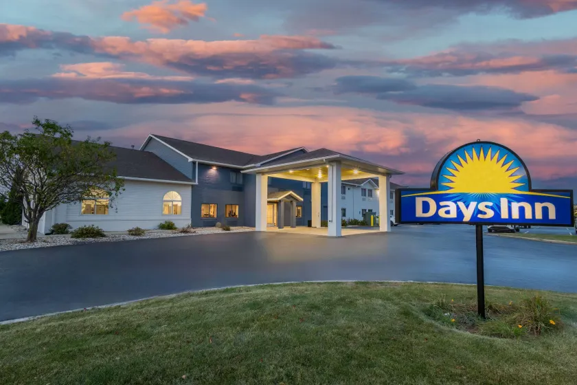 Days Inn by Wyndham Racine/Sturtevant - Image 1