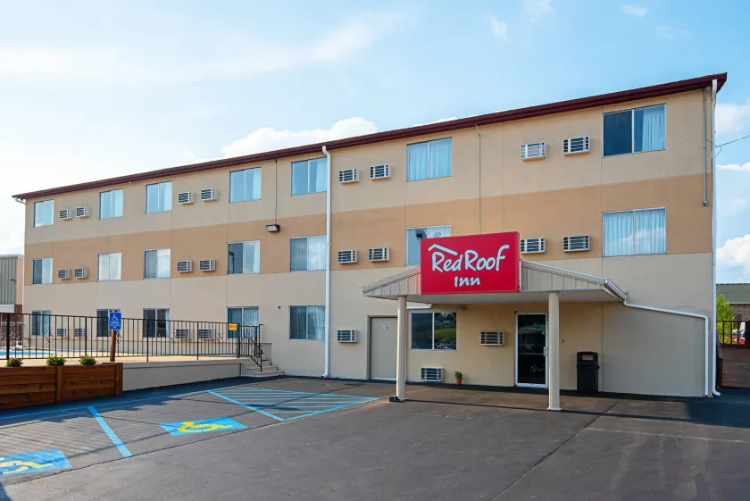 Red Roof Inn Cameron - Image 1