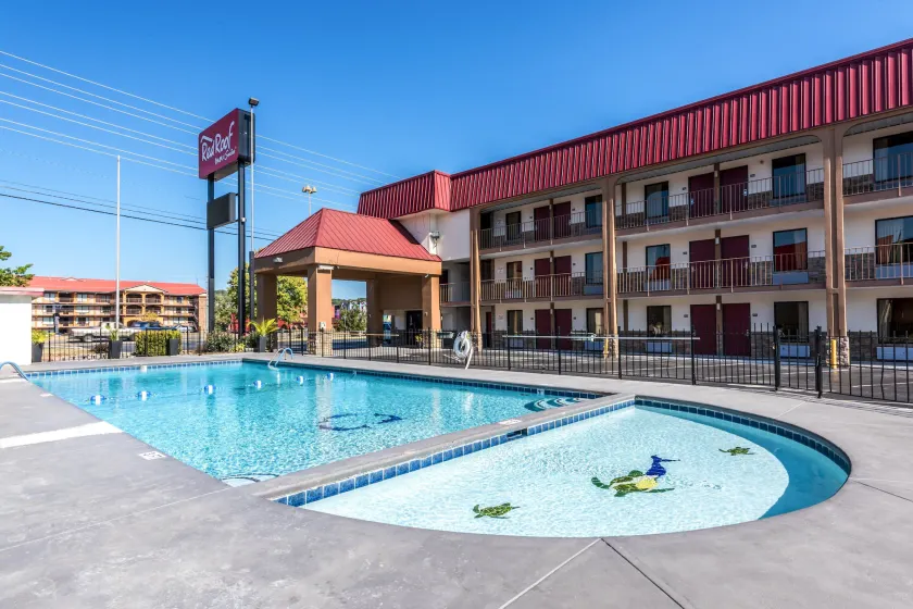 Red Roof Inn & Suites Pigeon Forge Parkway - Image 1