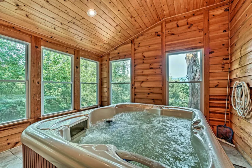 Mountain Retreat w/ Decks, Hot Tub, & Games! - Interiør