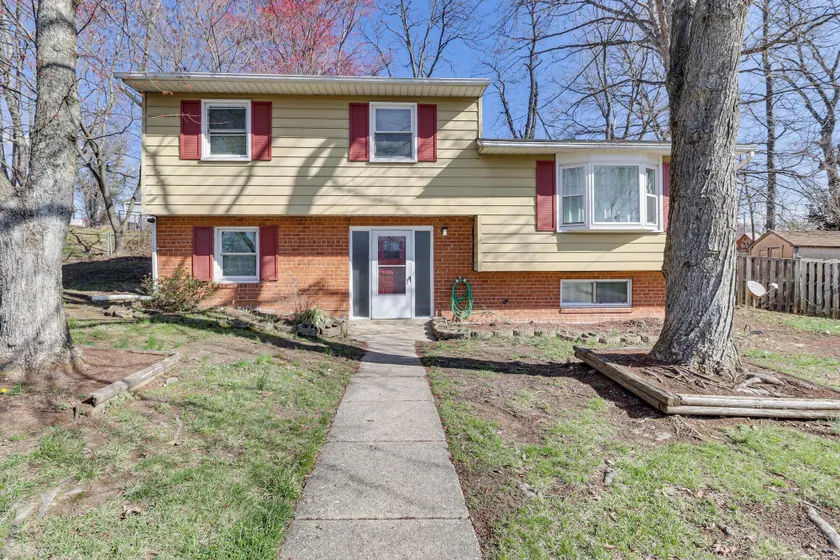 4 Mi to Northwest Stadium: Inviting Home! - Image 1