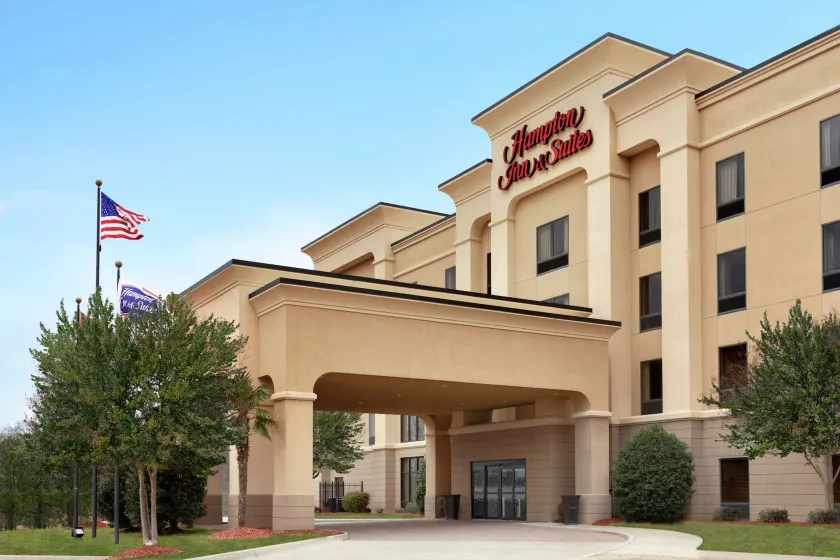 Hampton Inn and Suites Pine Bluff - Image 1