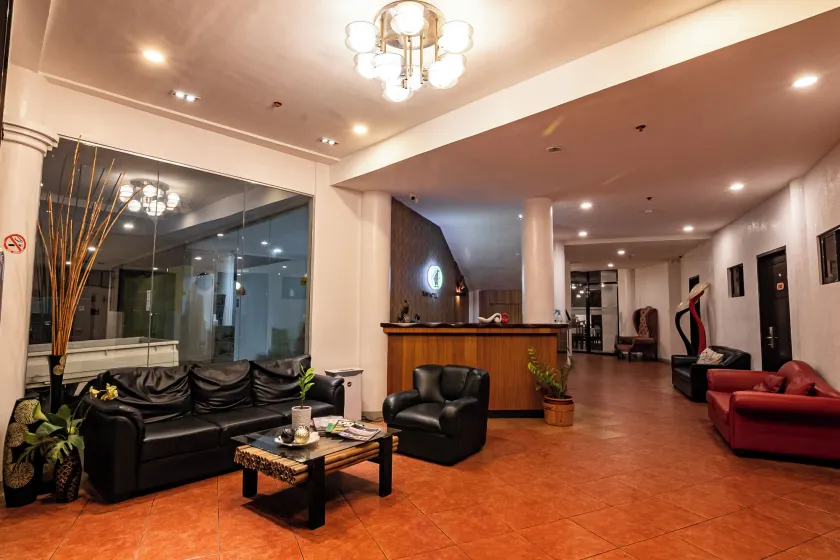 Kiwi Hotel - Image 1