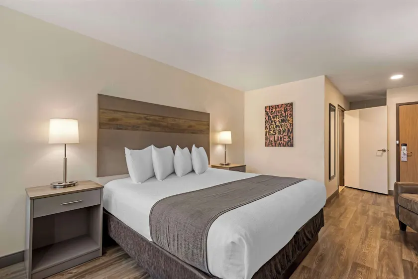 Best Western Plus Waterloo & Cedar Falls - Image 1