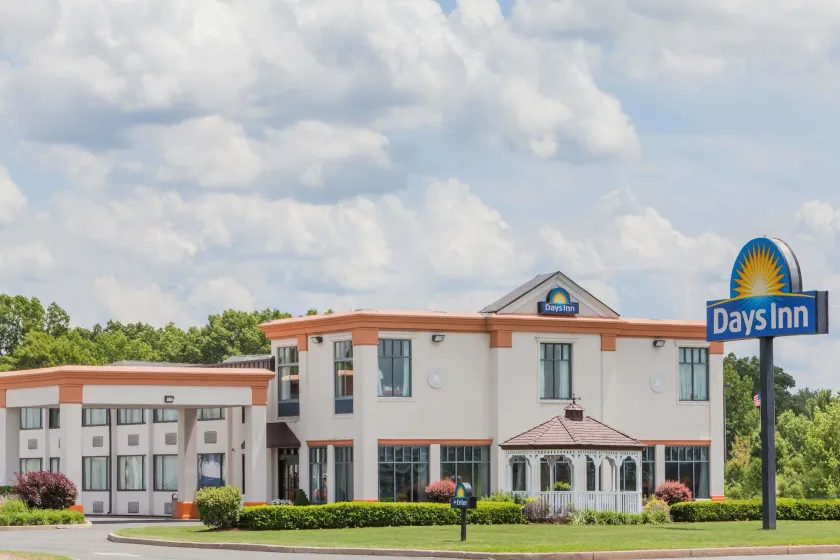 Days Inn by Wyndham Windsor Locks / Bradley Intl Airport - Image 1