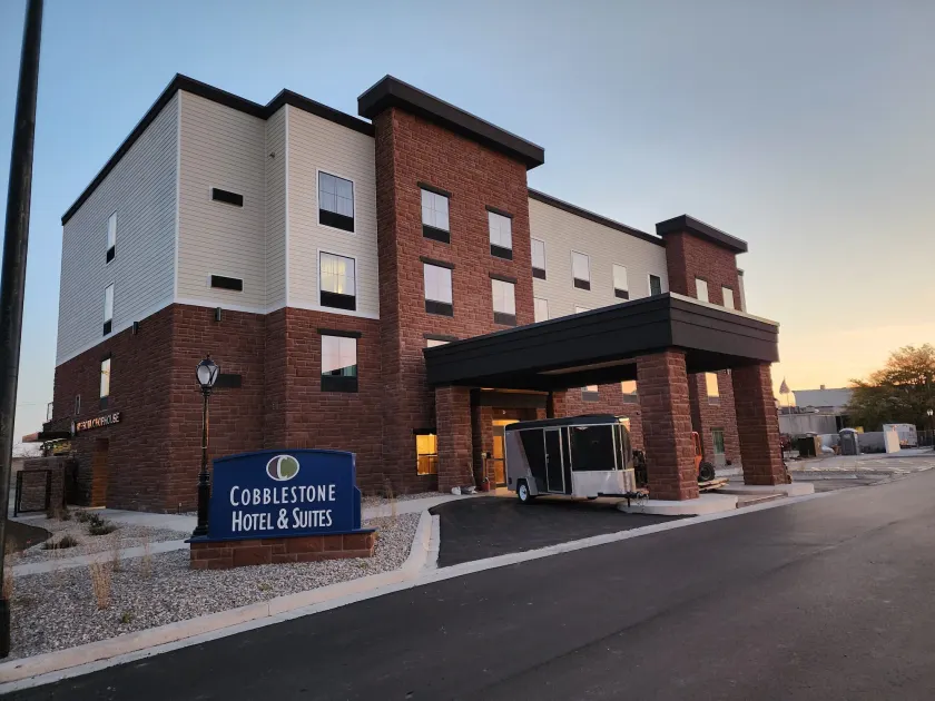 Cobblestone Hotel & Suites - De Pere Green Bay - Image 1