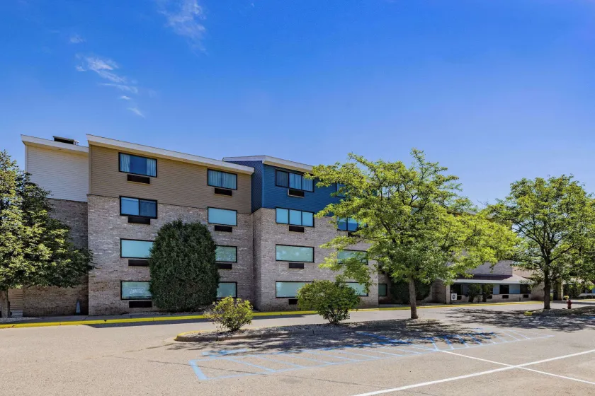 AmericInn by Wyndham Apple Valley - Image 1