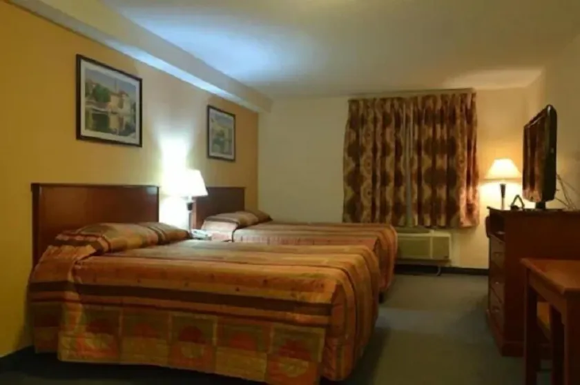 Aurora Park Inn & Suites - Image 1