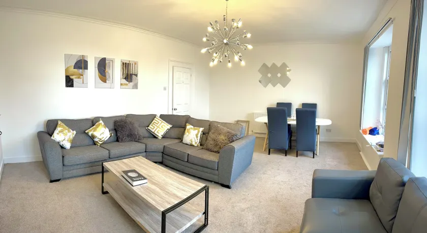 Private Parking, Urban Comfort & City Haven - Image 1