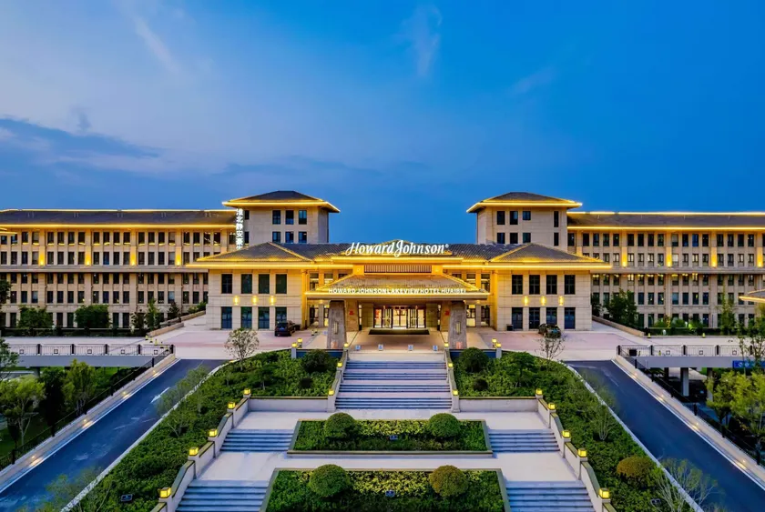 Howard Johnson Lakeview Hotel Huaibei - Image 1