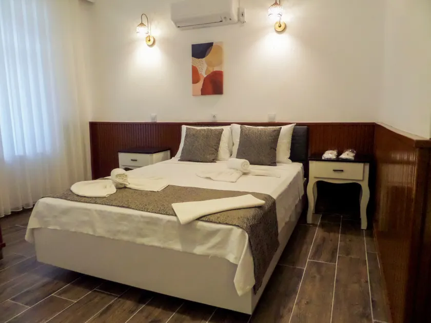 Zulu Hotel - Image 1