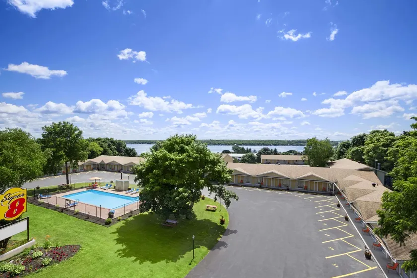 Super 8 by Wyndham Brockville - Image 1