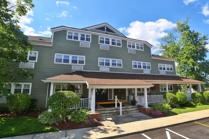 Ivy Court Inn and Suites - Image 1