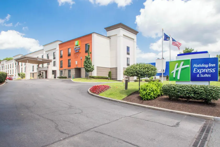 Holiday Inn Express & Suites - Albany Airport - Wolf Road by IHG - Image 1