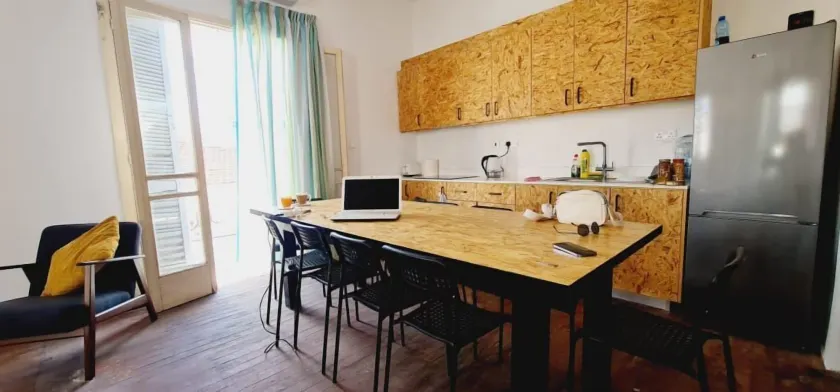 Bee Hostel Paphos - Image 1