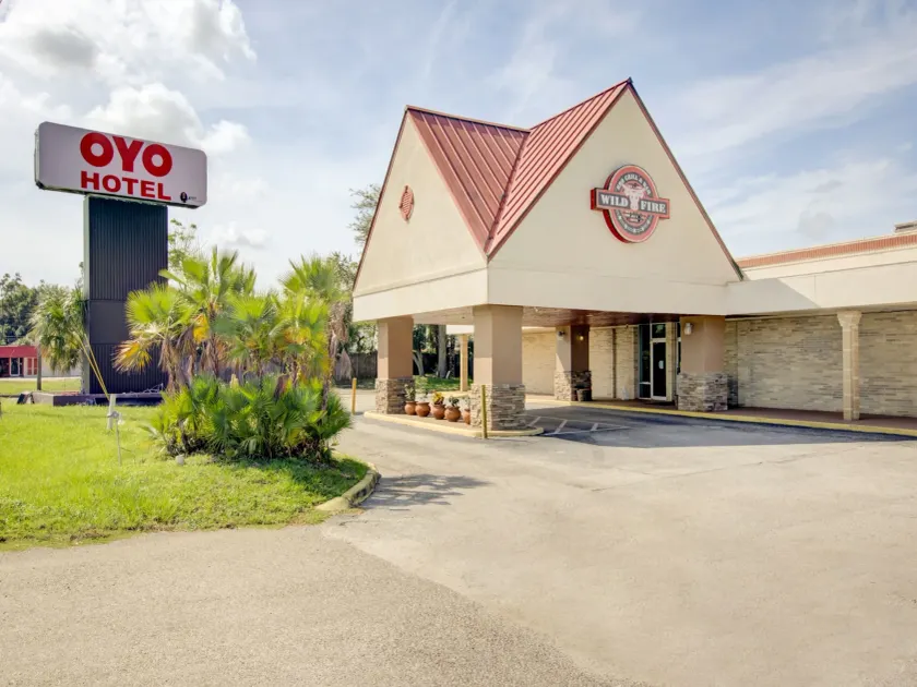 OYO Hotel Dundee By Crystal Lake - Image 1