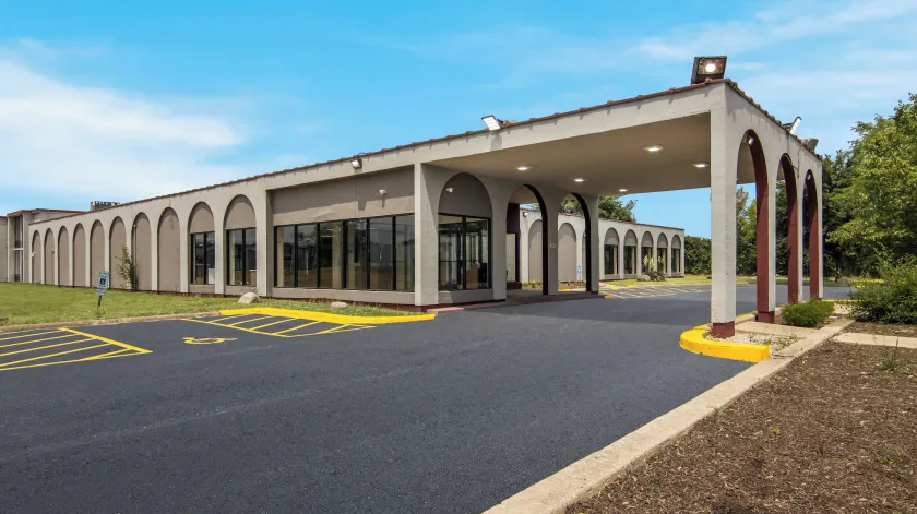 HomeTowne Studios by Red Roof & Conference Center Chicago – N Aurora/ Naperville - Image 1