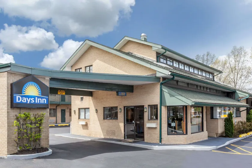 Days Inn by Wyndham Woodbury Long Island - Image 1
