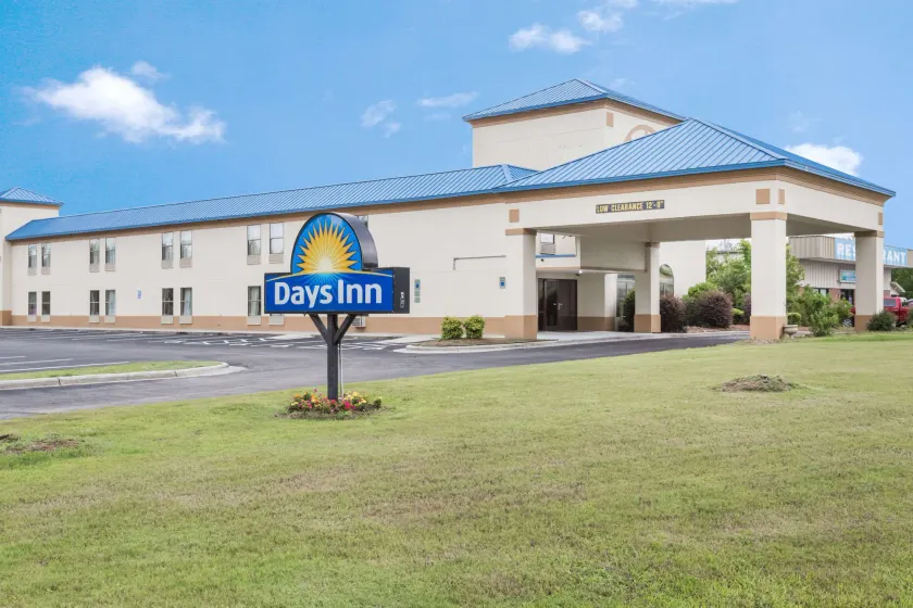 Days Inn by Wyndham Selma - Image 1