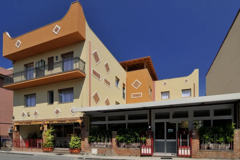 La Lanterna Hotel - Image 1