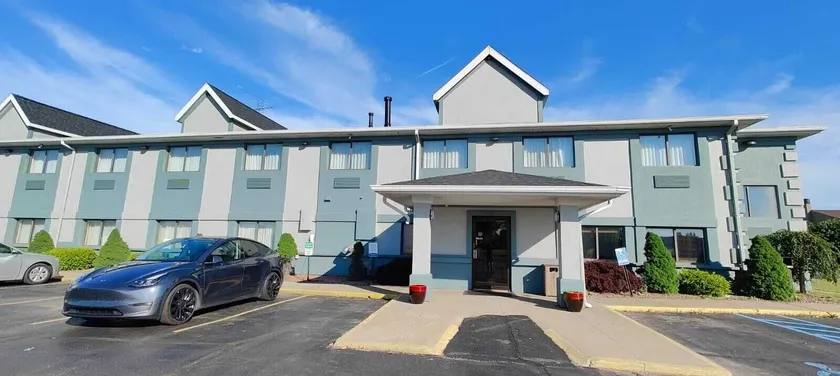 Quality Inn & Suites Benton Harbor - St Joseph - Image 1