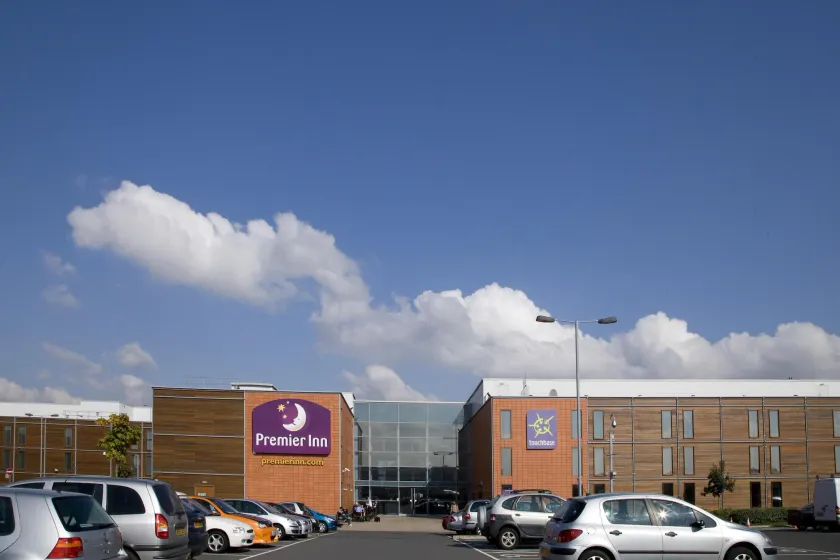 Premier Inn London Heathrow Airport T2 & T3 - Bath Road - Image 1