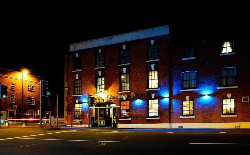 Three Queens Hotel - Image 1