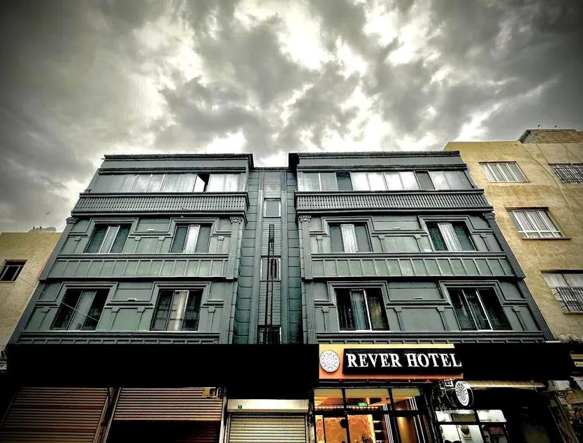 Rever Hotel - Image 1