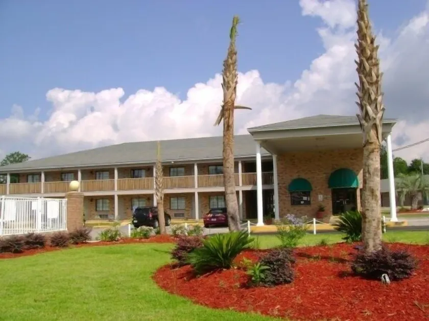 Emerald Sands Inn - Image 1
