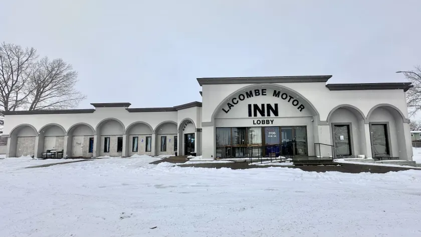 Lacombe Motor Inn - Image 1