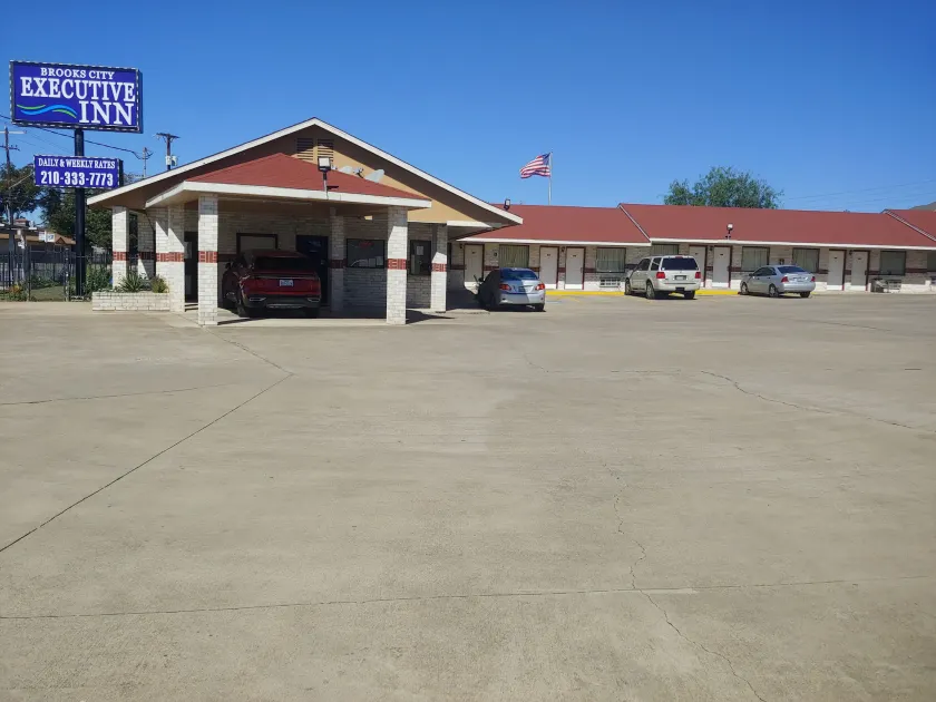Brooks City Executive Inn - Image 1
