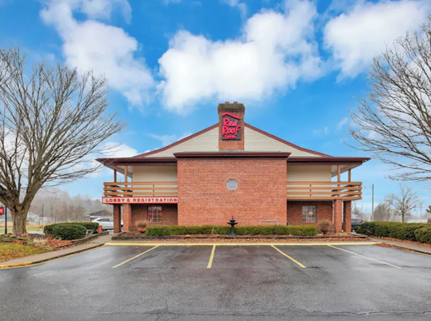 Red Roof Inn Uhrichsville - Image 1