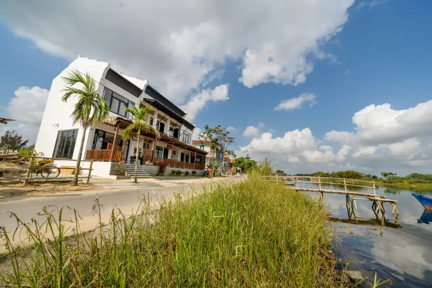 Boat House Riverside Homestay - Image 1