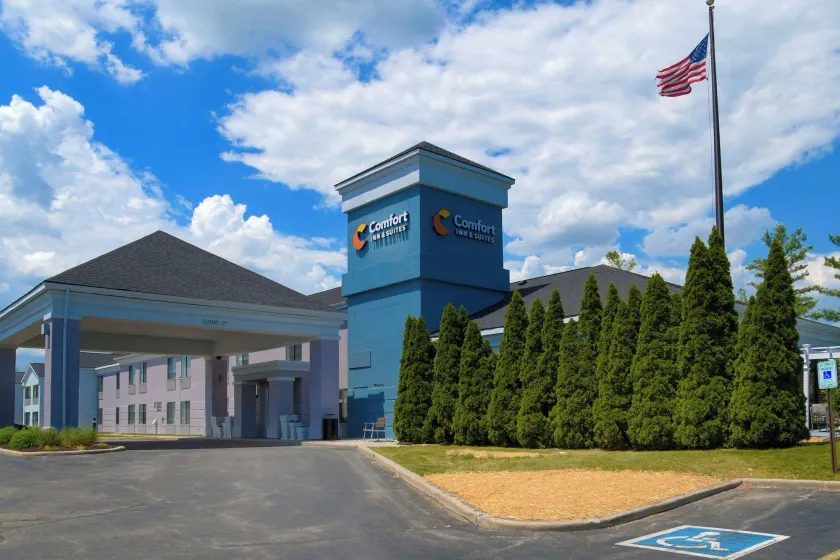 Comfort Inn & Suites NW Milwaukee - Image 1