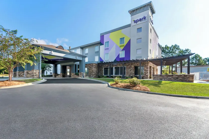 Dothan East Inn & Suites - Image 1